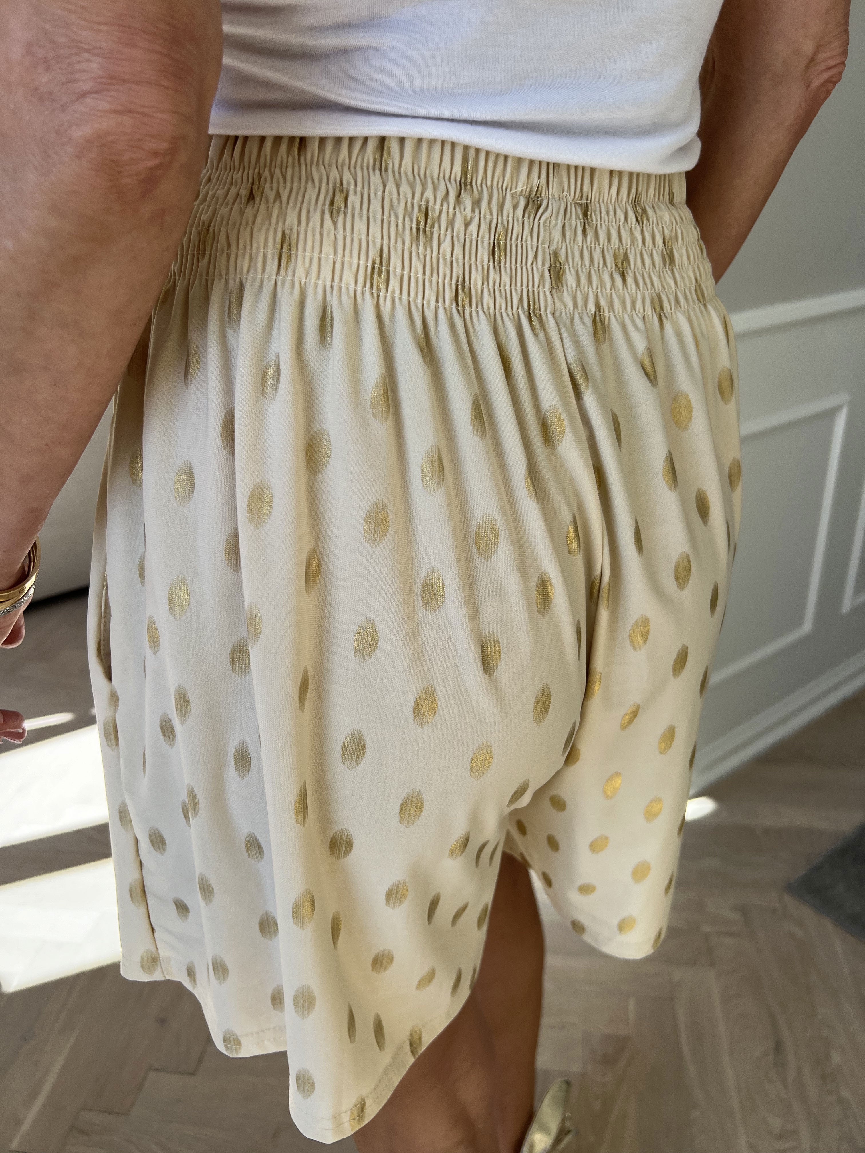 Pams Dot Shorts - Løse shorts i elastisk stof med guld dutter